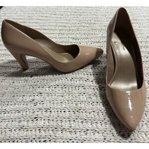 Bandolino BDKAMI Heels Pointed Toe Faux Patent Leather Womens Sz 8.5 Nude Tan